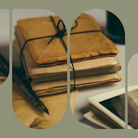 Bøger pakket ind i papir med en pen ved siden af